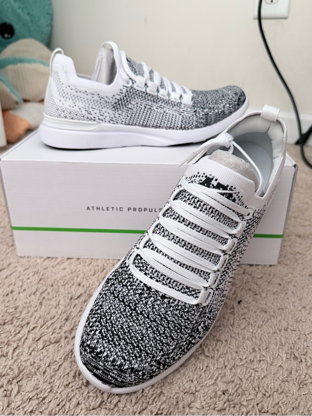 APL Techloom Breeze Low Top Sneakers White/Black Ombré Mens 7.5 Women 9